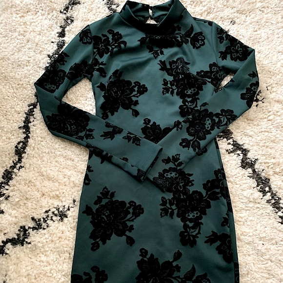 See You Monday Green Velvet Floral Turtleneck Long Sleeve Bodycon Dress XS NWOT - Picture 2 of 8